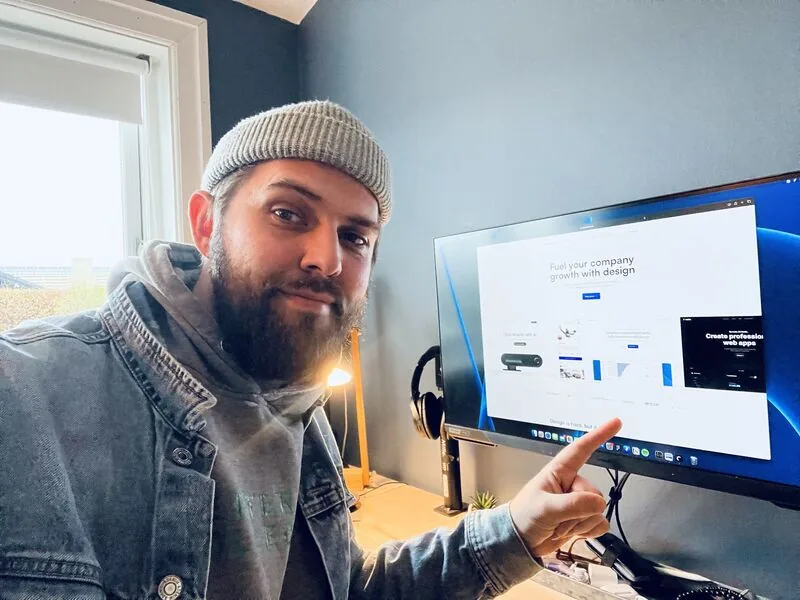 Morten pointing at a monitor showing a website design.